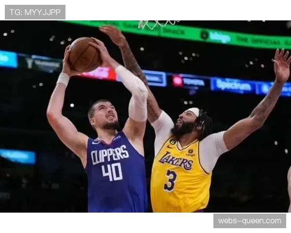 詹姆斯谈失去浓眉后防守问题：没人帮我们镇守内线成最大短板